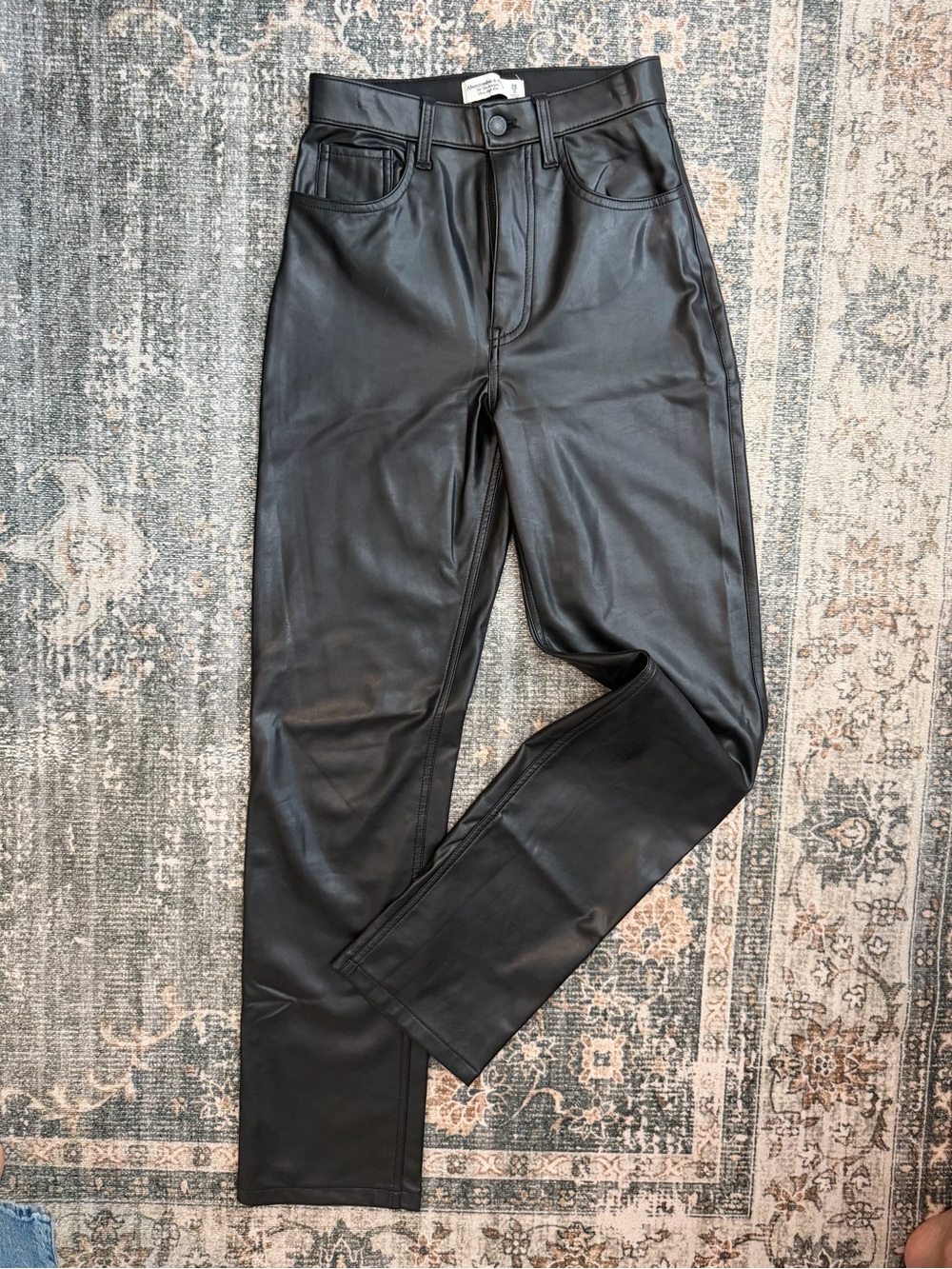 Abercrombie High Rise 90s Straight Leg Pant in Black Leather